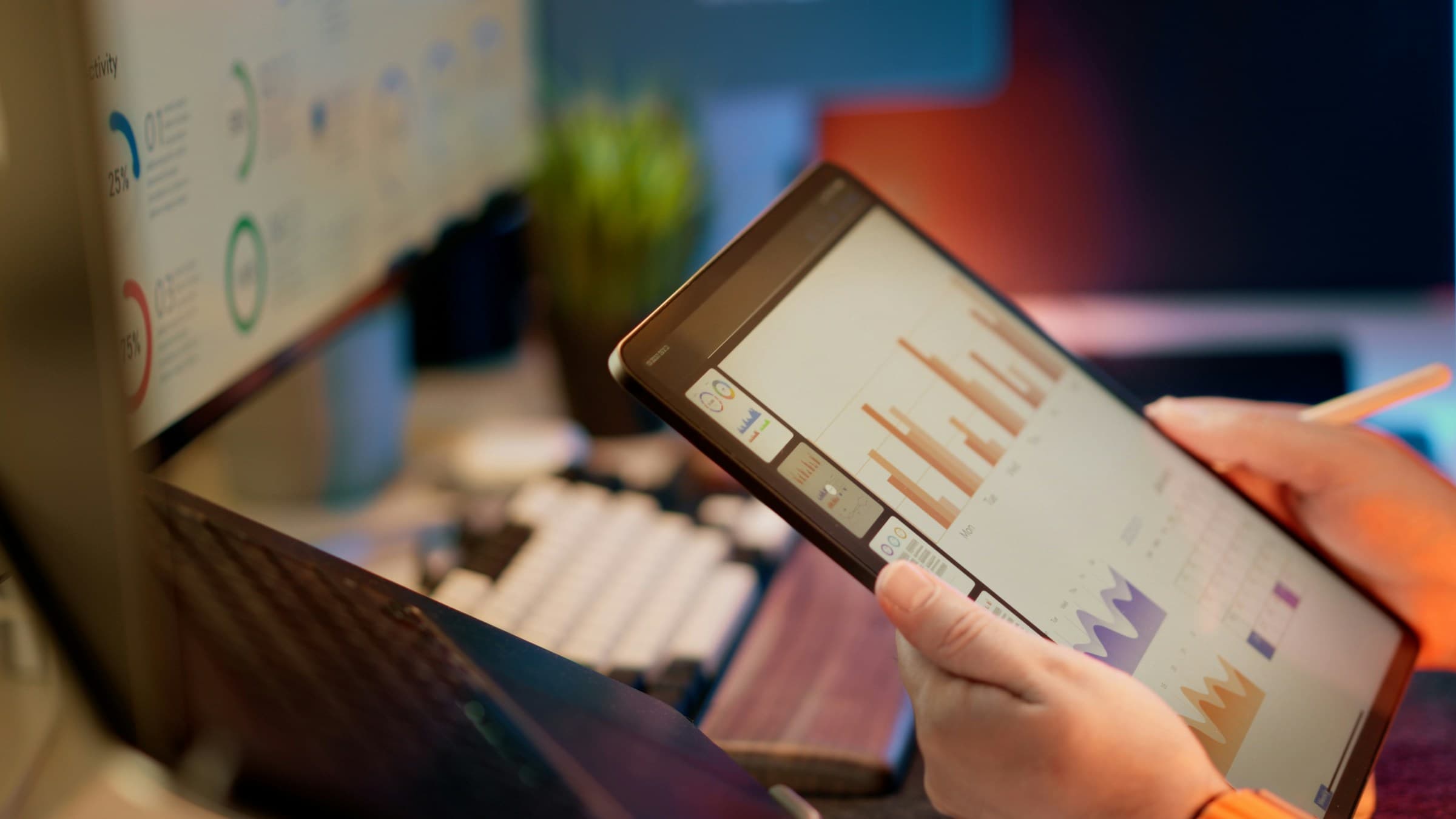 Persona analizando datos financieros en una tableta
